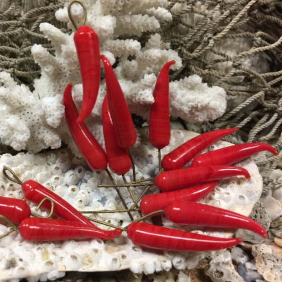 15 Red HOT Chili Peppers Glass Charms - Picture 1 of 5